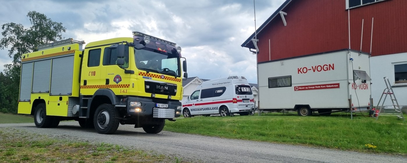 Brannbil og mannskapsbil fra Røde Kors