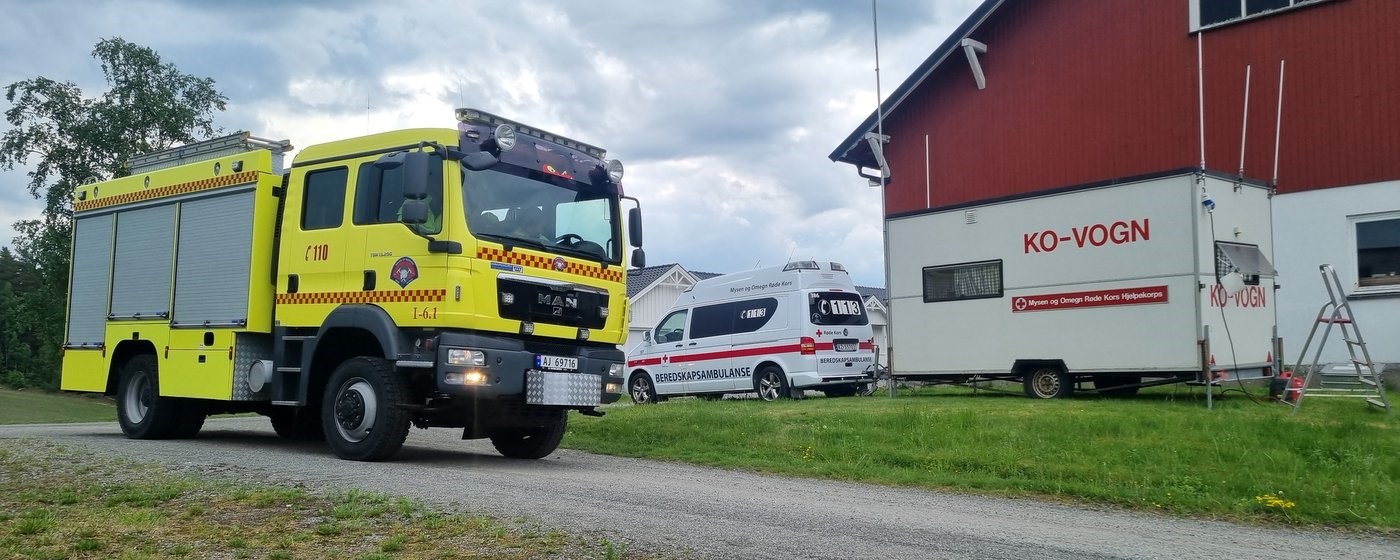 Brannbil og mannskapsbil fra Røde Kors