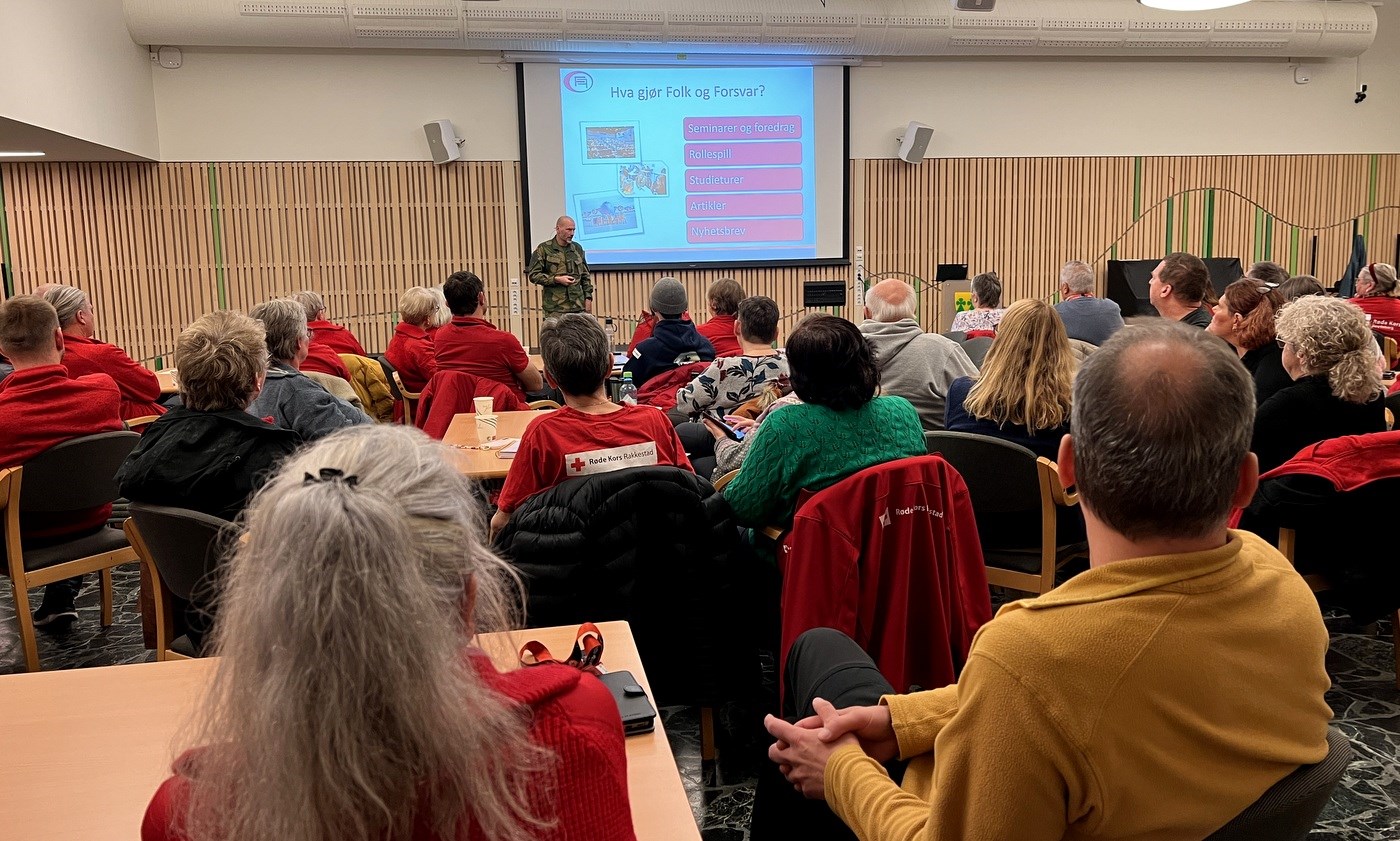 Personer som følger med i en sal