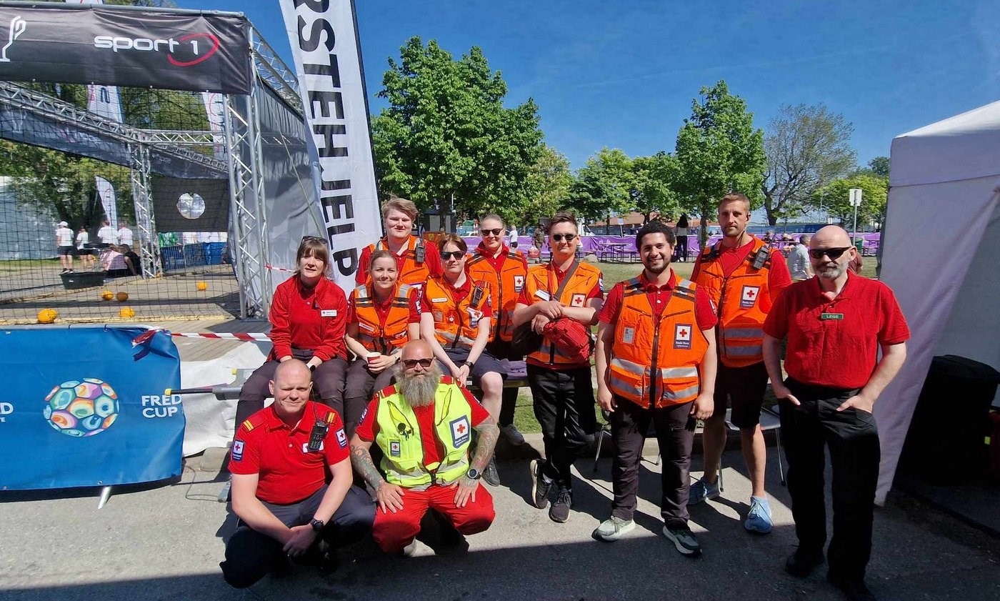 Frivillige som smiler i solen