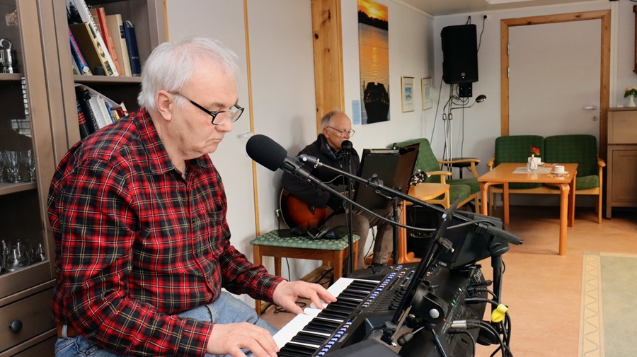 To karer som spiller og underholder