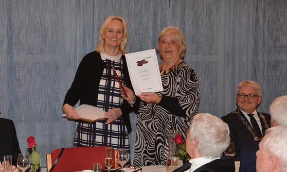 Dame som gir oppmerksomhet til en dame