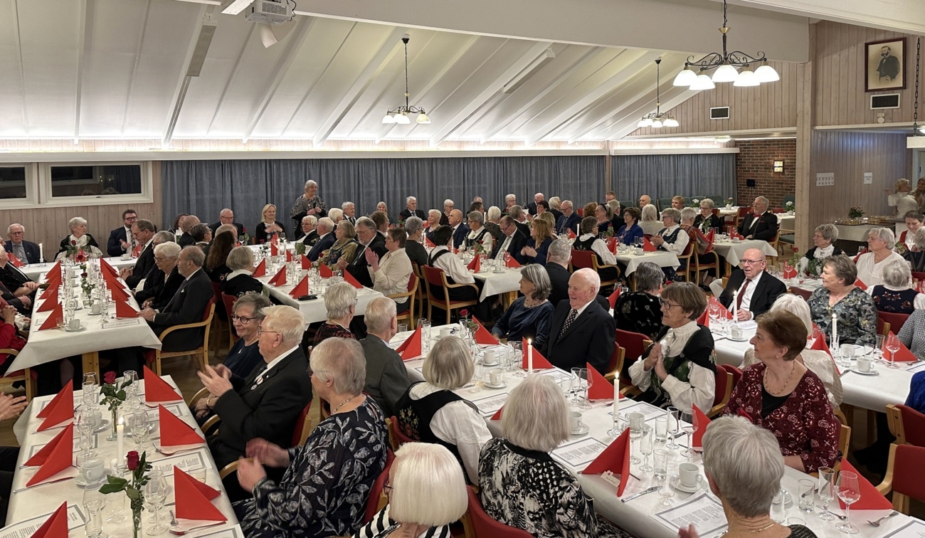 Personer som koser seg på markering