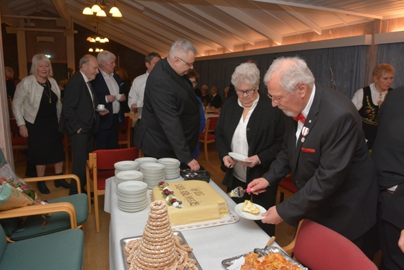 Personer som tar kake på festen