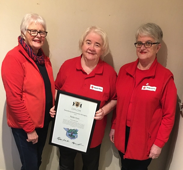 Blide damer med diplom