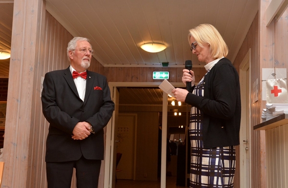 Dame som holder tale til en mann