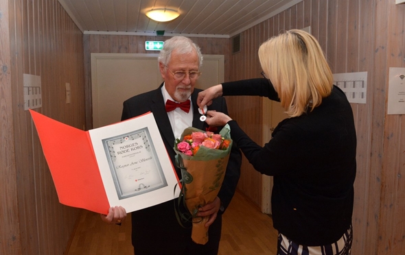 Mann blir fornøyd med gave