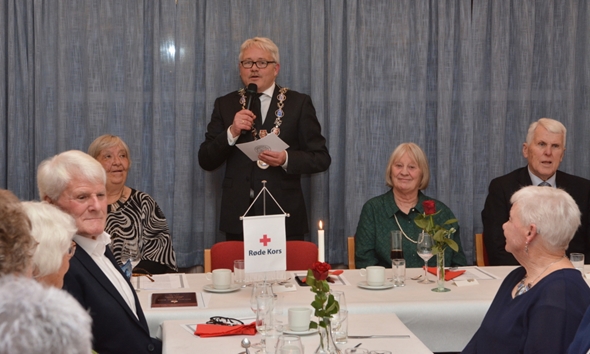 Mann som snakker til personer