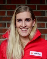 Kvinne med lyst hår smiler