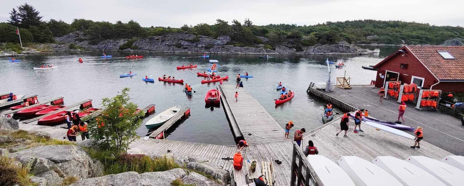 Båter på sjøen, blå himmel.