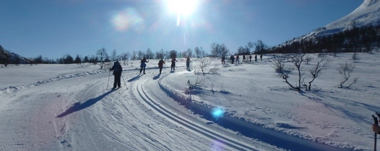 Barn, snø, sol, blå himmel