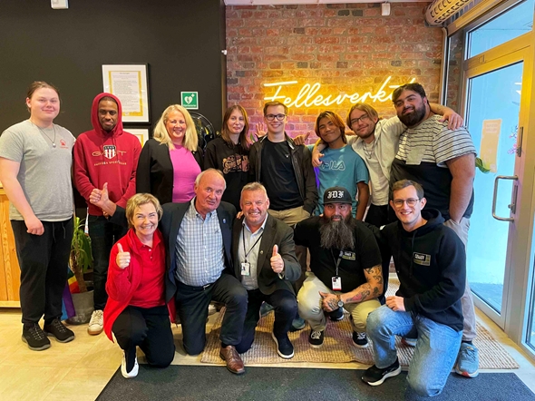 Gruppebilde med smilende mennesker.