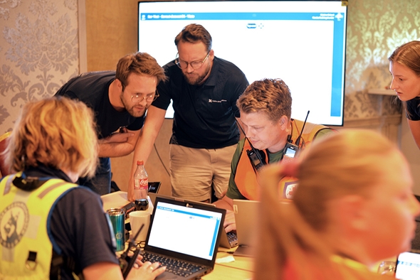 Mennesker ser på dataskjerm