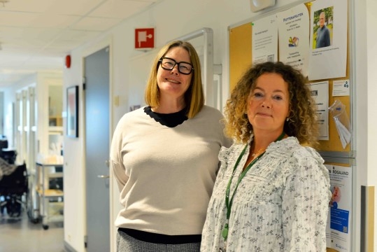 To kvinner i sykehjemskorridor.