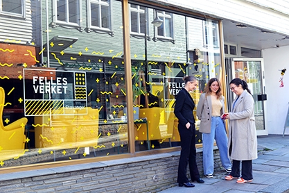 To kvinner utenfor inngangen til Fellesverket.