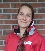 Kvinne med hestehale ser mot kamera