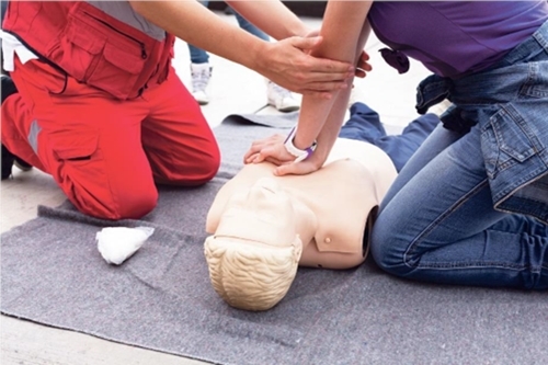 Øving på hjerte- og lungeredning på Anne-dukke.