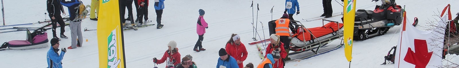 Snøskuter og folk som går på ski.