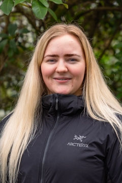 Portrettbilde av Frida Herland ute.