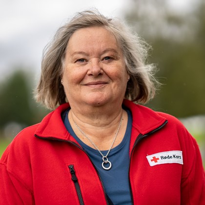 Kvinne i Røde Kors-jakke