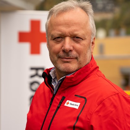 Mann med Røde Kors-jakke.