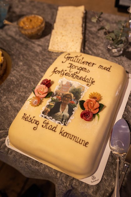Marsipankake med teksten Gratulerer med Kongens fortenestmedalje. Helsing Eid Kommune