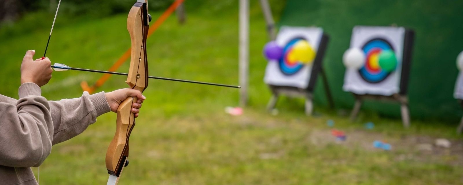 Barn og vaksne akar på matte.