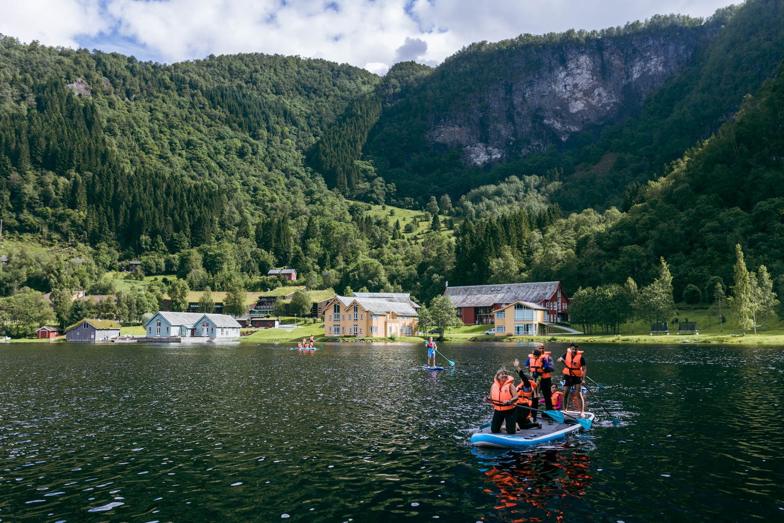 SUP / Padlebrett er ein pupulær aktivitet på Haugland under Ferie for alle. 