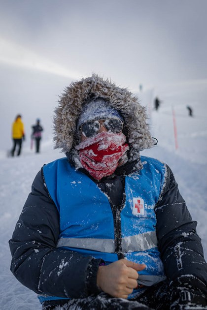 Røde Kors-frivillig kledd i snø