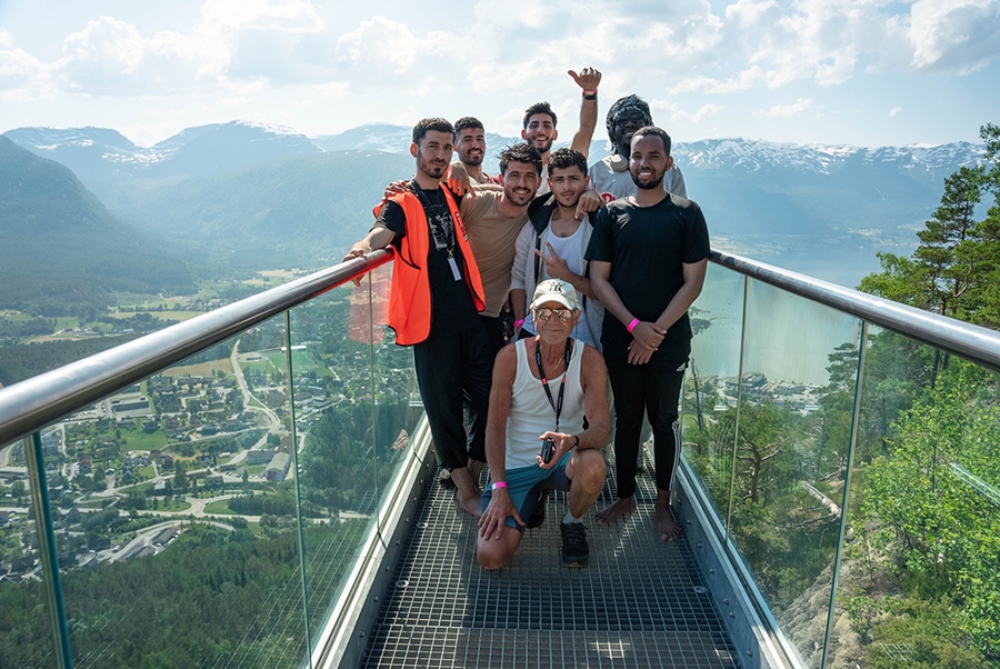 gruppe på utsiktspunkt.