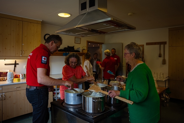 Mann og kvinne rører i kvar si grautgryte