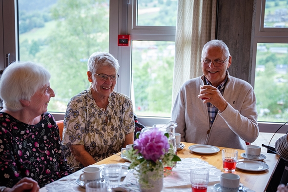 EIdre ektepar sit ved bord