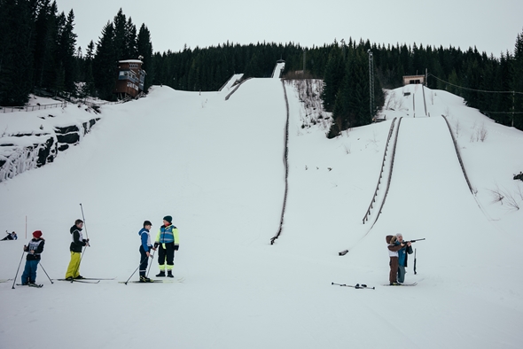 Jente får hjelp til å skyte med luftgever
