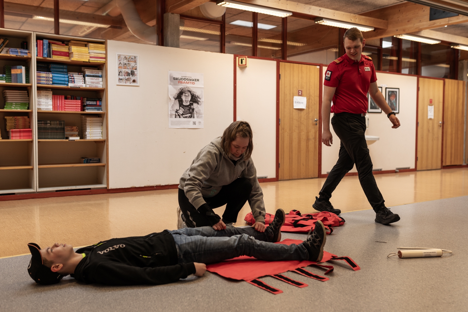 Ungdommar trenar på bruk av vakumspjelk. Leiar bak og rettleiar. 
