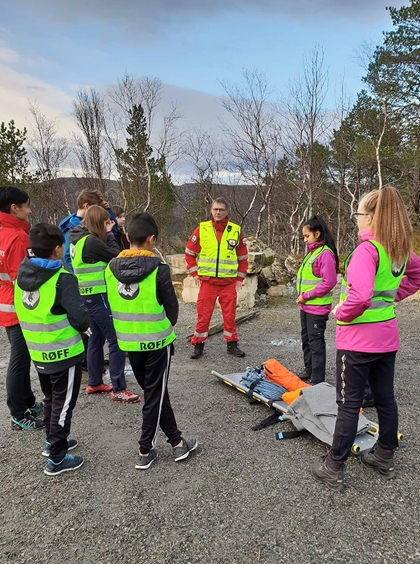 Ungdommar med gule vestar
