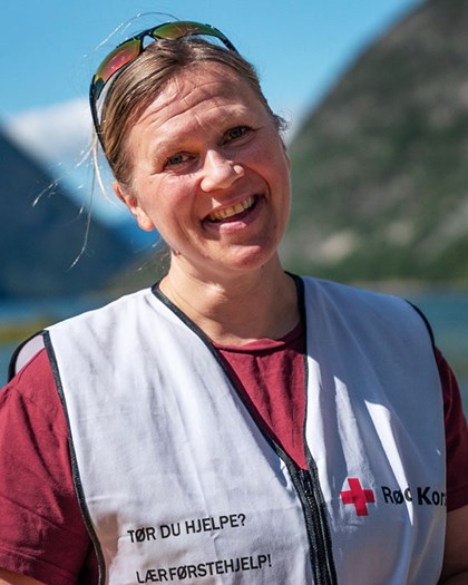 Kvinne med kvit Røde Kors vest