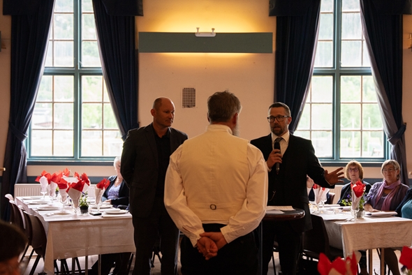 To menn vert intervjua