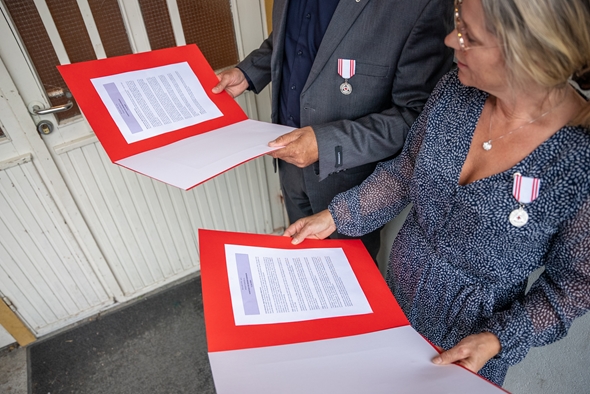 Mann og kvinne les diplom