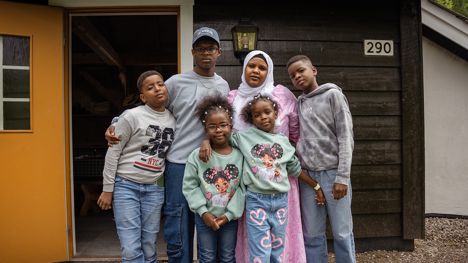 Familie står foran inngangsdør