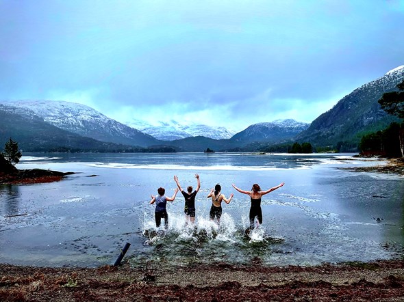 Fire ungdomar spring ut i vatn
