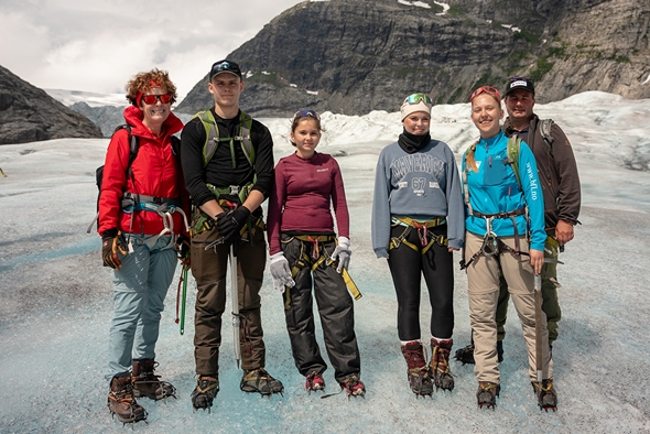 Ei gruppe menneske på blåisen.