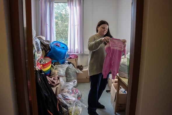 Kvinne ordnar i klede.