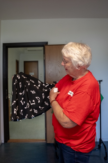 Kvinne held skjørt med notar på.