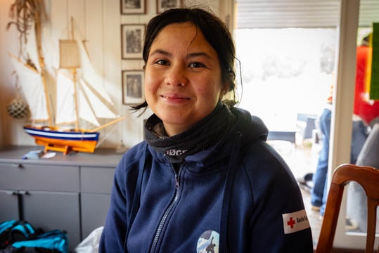 Maria Dalseth smiler til kamera i RØFF genser