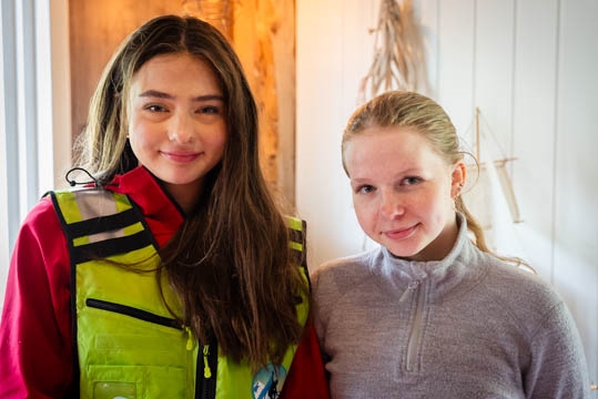 Unni og Agathe smiler på familiedagane