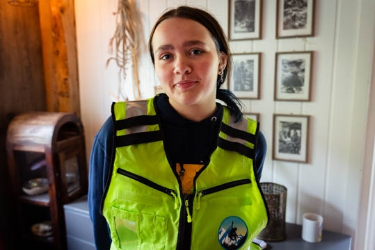 Karoline smiler til kamera med RØFF-vesten på