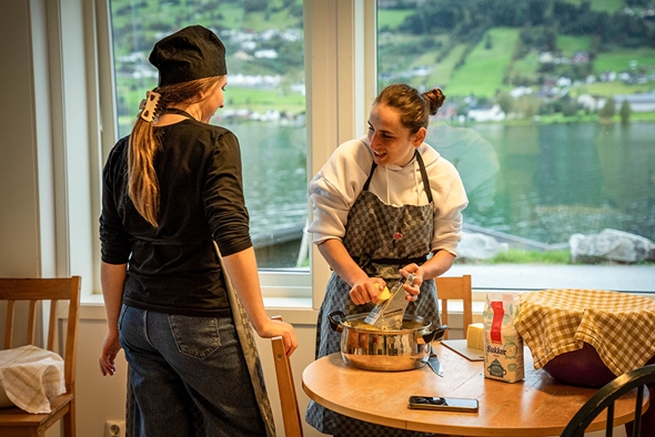 To jenter fra georgia lagar mat og ler