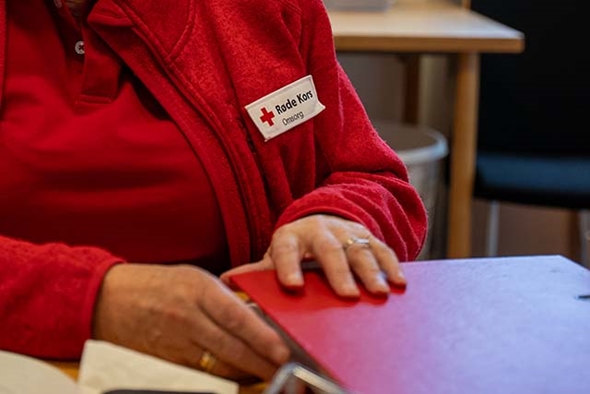 Bilde av røde kors logo på jakka til Astri