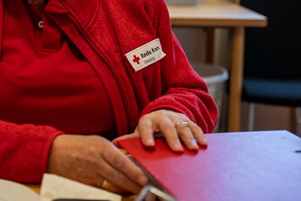 Bilde av røde kors logo på jakka til Astri