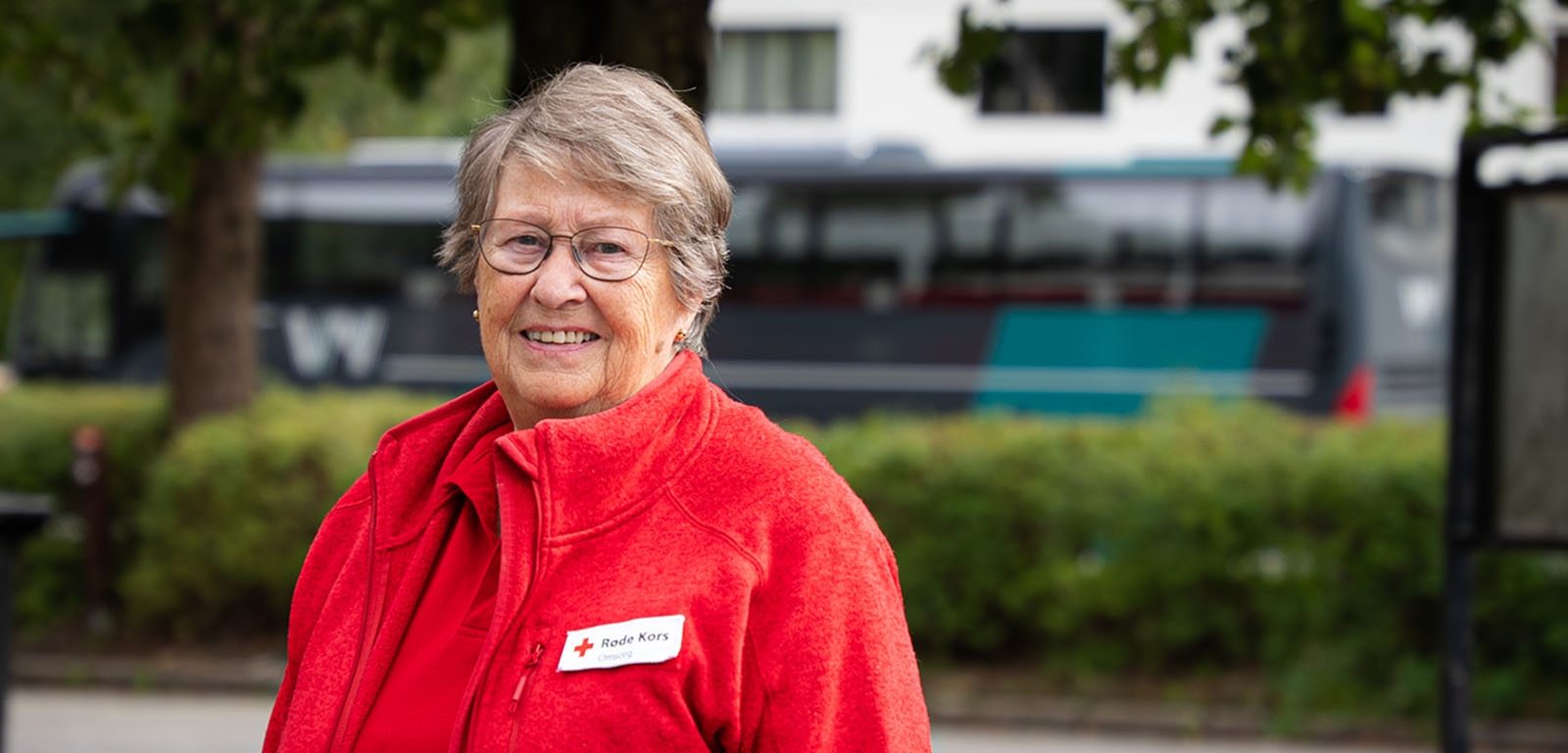 Astri Kyrkjeeide smiler forsiktig til kamera ikledd ei raud røde kors-jakke